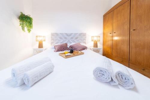 Cozy & beautiful villa的一张白色的大床,上面有毛巾托盘