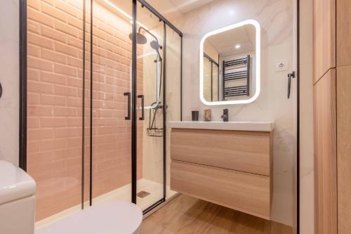 马德里Apartamento Metropolitano II en Madrid的带淋浴、盥洗盆和卫生间的浴室