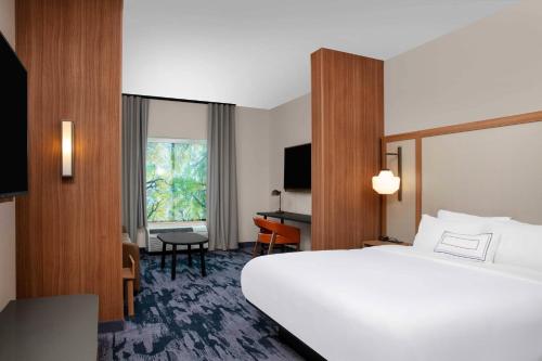 刘易斯堡Fairfield by Marriott Inn & Suites Lewisburg的酒店客房设有一张大床和一张书桌。