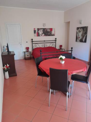 比耶拉"B&B Sans égal", con camere private e appartamenti al piano terra a Biella的配有一张床和一张桌子及椅子的房间