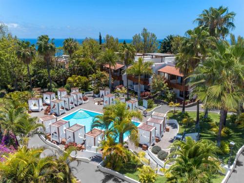 圣地亚哥海滩特辛纳花园酒店的享有度假村的空中景致,设有游泳池和棕榈树