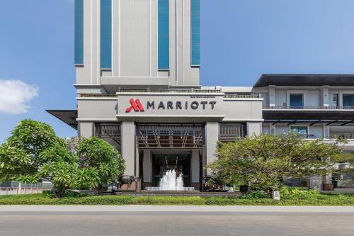 清迈Chiang Mai Marriott Hotel的一座防暴建筑,前面有一个喷泉