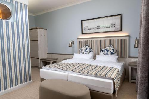 锡格马林根Hotel am Prinzengarten的一间卧室配有一张床和一把椅子