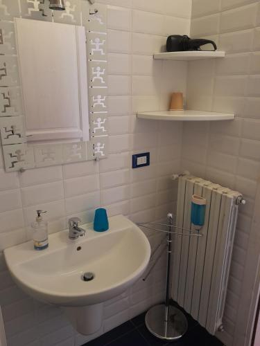 比耶拉"B&B Sans égal", con camere private e appartamenti al piano terra a Biella的白色的浴室设有水槽和镜子