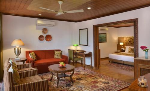 斯利那加Fortune Resort Heevan, Srinagar - Member ITC's Hotel Group的客厅配有沙发和1张床
