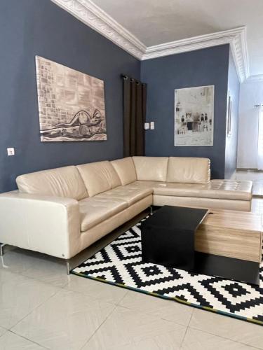 Abomey-CalaviVilla 2 chambres salon的带沙发和地毯的客厅