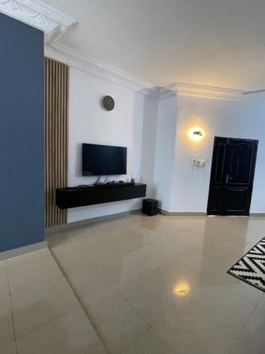 Abomey-CalaviVilla 2 chambres salon的客厅的墙上配有平面电视。