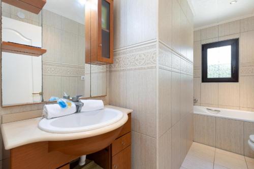 哈维亚Villa Maria的一间带水槽和镜子的浴室