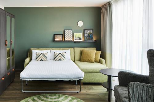 伦敦本地伦敦桥酒店的客厅配有床和沙发