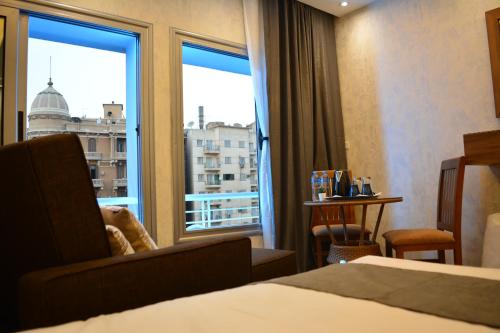 开罗tourist hotels cairo downtown的酒店客房设有床和窗户。