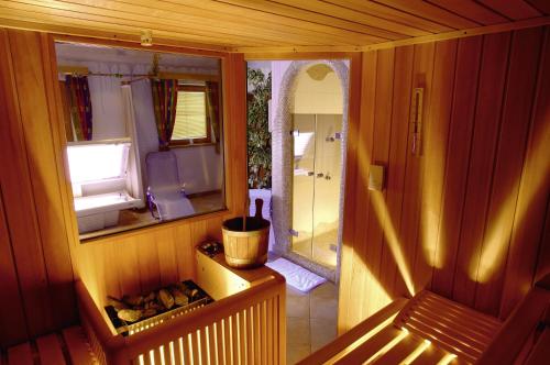 利恩茨莫斯阿尔姆家庭旅馆的带镜子的小房间享有内部景色