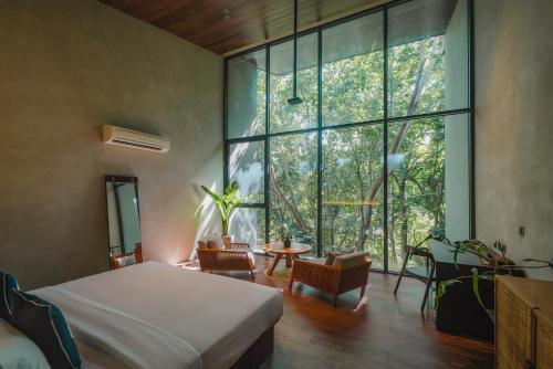 爱妮岛Piece Lio Resort from Japan的一间卧室设有一张床和一个大窗户