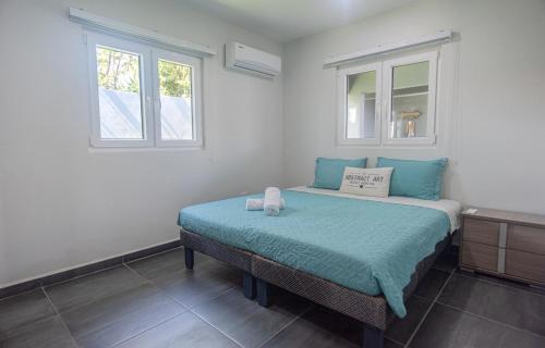努尔德Casa Lima- Lovely Home Among All The Hotspots的一间卧室设有一张床和两个窗户。