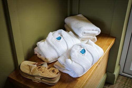 杜林Doolin Inn的浴室架子上的一大堆毛巾