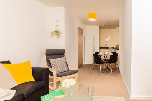 谢菲尔德Comfy Chic 2Bed Apartment in Sheffield City Centre的客厅配有沙发和桌子