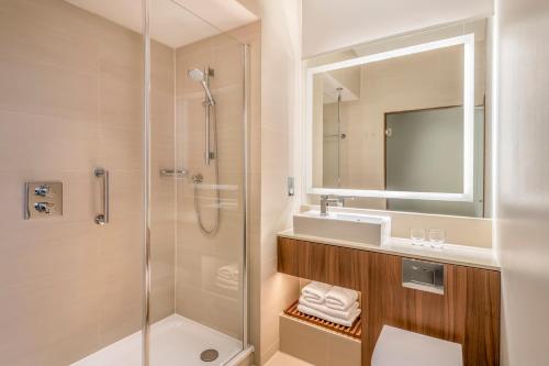 爱丁堡爱丁堡万豪万怡酒店的带淋浴、卫生间和盥洗盆的浴室