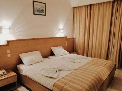 苏塞Hotel Jinene Resort的一张位于酒店客房的床位,