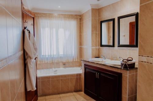 香槟谷Inkungu Lodge的带浴缸、水槽和浴缸的浴室