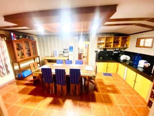 碧瑶Baguio mountain villa view LW的厨房配有木桌和蓝色椅子