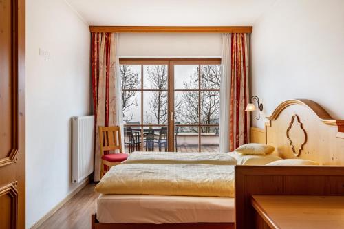 利维纳隆戈德尔科Apartments Mirabell的带窗户的客房内的两张床