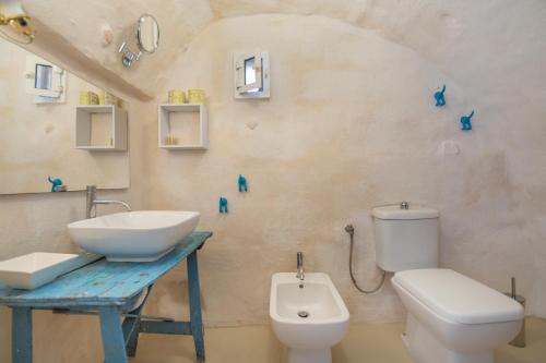 奥斯图尼泰努塔米罗住宿加早餐旅馆的一间带水槽和卫生间的浴室