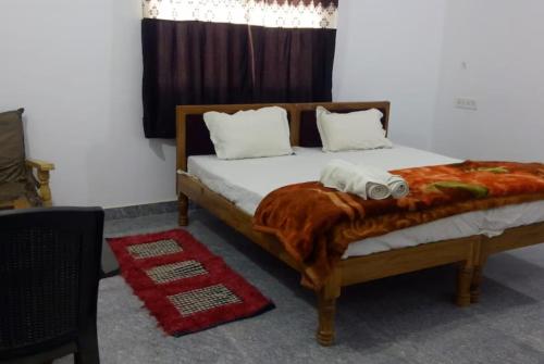 Goroomgo Hotel Happy Home Stay Khajuraho客房内的一张或多张床位