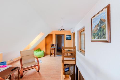 博维茨Apartment & Rooms Bruna Vučič的客厅设有楼梯和桌椅