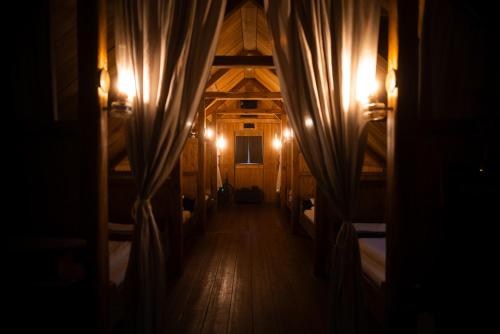 Óbyggðasetur荒野中心/奥布乐思特群岛度假酒店的黑暗的房间,设有走廊,配有床和灯