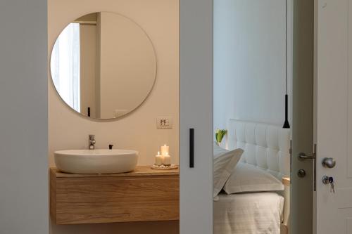 特拉尼Blanco B&B - Group的一间带水槽和镜子的浴室