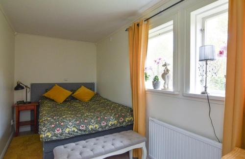 赖特维克Mysigt boende I Rättvik med utsikt över Siljan的一间卧室配有一张带黄色枕头的床和一扇窗户