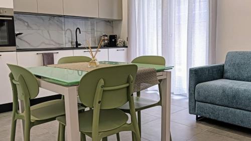 波坦察Residence le Palme的一张带绿色椅子和沙发的餐桌