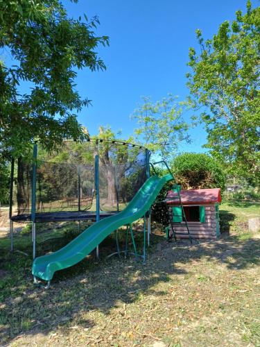 卢马罕La ferme d'Andréa au milieu des vignes à 3min à pied du centre piscine chauffée climatisation的一个带滑梯和游戏结构的游乐场