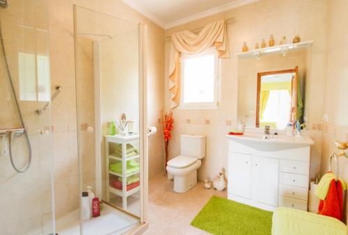 OrbaVilla El Huerto的浴室配有卫生间、盥洗盆和淋浴。