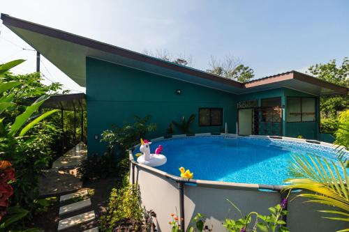 福尔图纳Vacation Home Bartenderluisch的一座房子前面设有游泳池