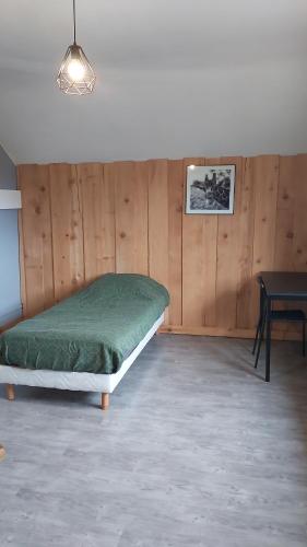 Les Grands Riez - logement à la campagne的一间卧室配有一张床和一张桌子