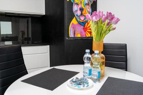 奥尔什丁Apartament Sikorskiego Olsztyn - NAJLEPSZY WIDOK的一张桌子,上面放着花瓶和两瓶水