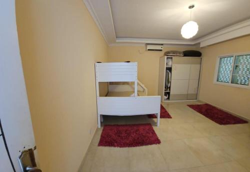VianaCountry House的一间设有白色床和红色地毯的房间