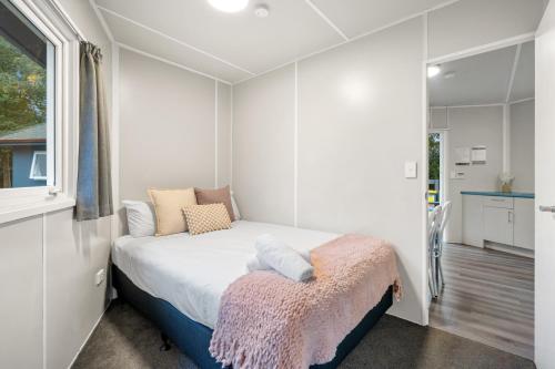 基督城Tasman Holiday Parks - Christchurch的一间小卧室,配有床和窗户
