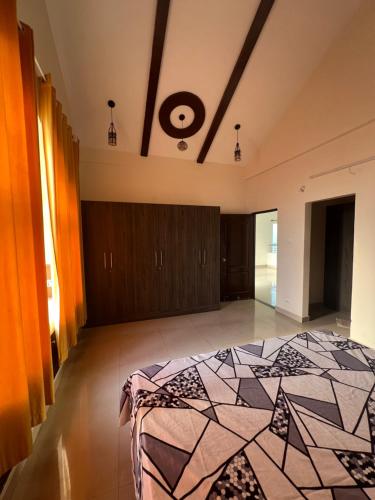 Saket Bhusattva 4BHK Luxurious Villa客房内的一张或多张床位