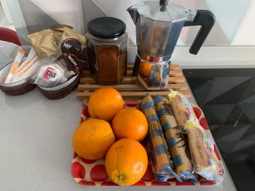 塞埃Picolo的搅拌机在柜台上放着一堆橙子