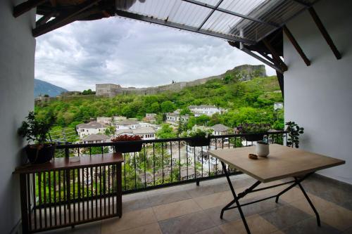 吉诺卡斯特Emblematic House Apartment 1的设有一个配有桌子并享有美景的阳台。
