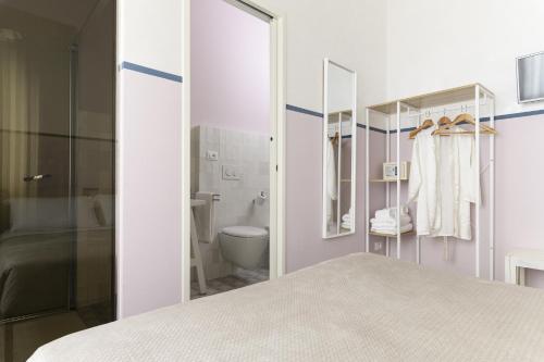 奥斯图尼Unico B&B Art Decor的白色的浴室设有卫生间和淋浴。