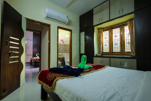 蒂鲁帕蒂S V IDEAL HOMESTAY -2BHK SERVICE APARTMENTS-AC Bedrooms, Premium Amities, Near to Airport的一间卧室,配有一张绿化床