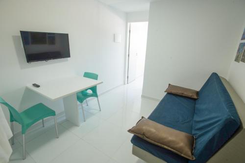 嘎林海斯港Porto Sol by AFT - PORTO DE GALINHAS的客厅配有沙发和桌子