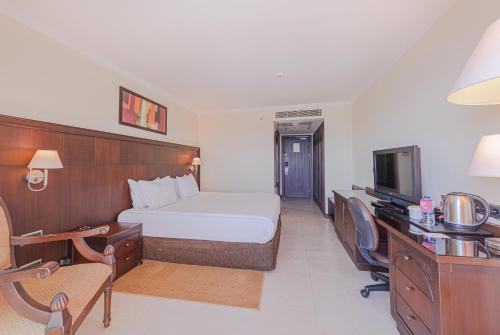安塔利亚安塔利亚皇冠假日酒店的酒店客房,配有床和电视