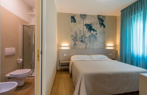 马里纳迪马萨Residence Stella的酒店客房设有一张床和一个卫生间。