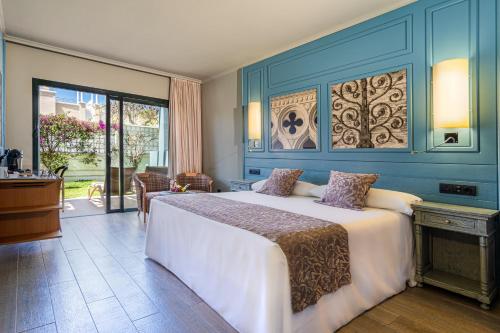 阿德耶阿德里安科隆瓜纳哈尼成人酒店的一间卧室设有一张蓝色墙壁的大床