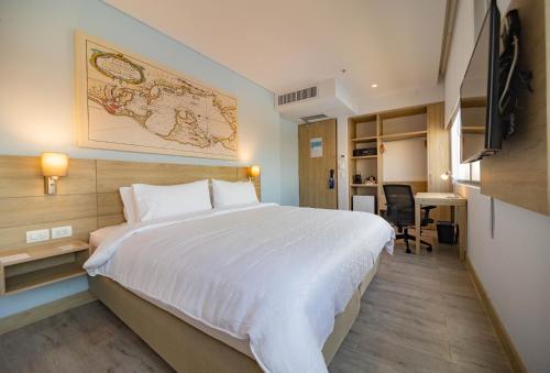 卡塔赫纳Holiday Inn Express Cartagena Manga, an IHG Hotel的酒店客房设有一张大床和一张书桌。