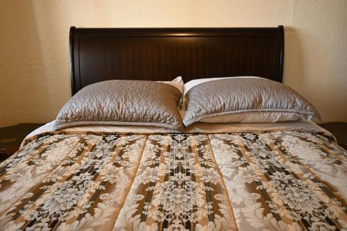 尼亚加拉瀑布Capitol Suite的床上有2个枕头