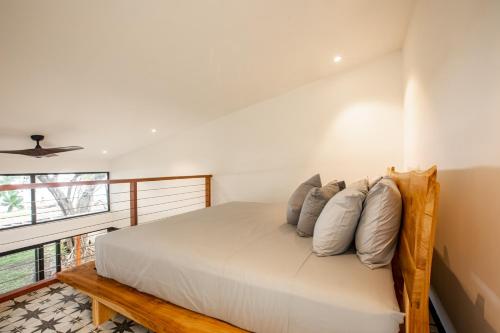 普拉纳维瑙Tiny Homes Venao Cove的一间卧室配有一张带枕头的大床